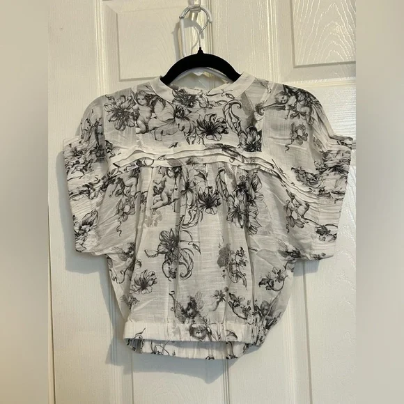 Pilcro Anthropologie Print Ruffle Puff Sleeve Crop black/white XXS top NWT - Picture 5 of 7
